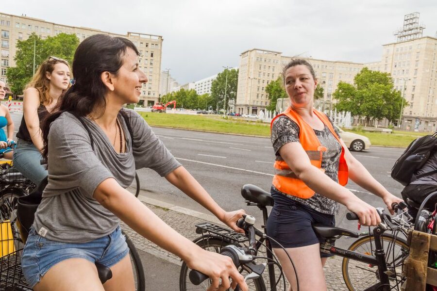 Berlin: Alternative Bike Tour of Kreuzberg & Friedrichshain - Bikes, distance, and practical comfort