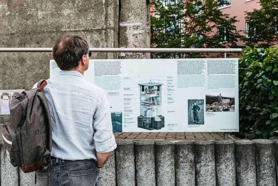 Berlin: Cold War & Berlin Wall History Guided Bike Tour - Guides and the quality of the storytelling