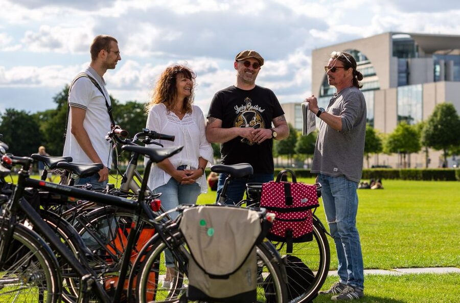 Berlin: E-Bike Tour of the Berlin Wall and Mitte Highlights - Mauerpark and Bernauer Strasse: a border through ordinary life
