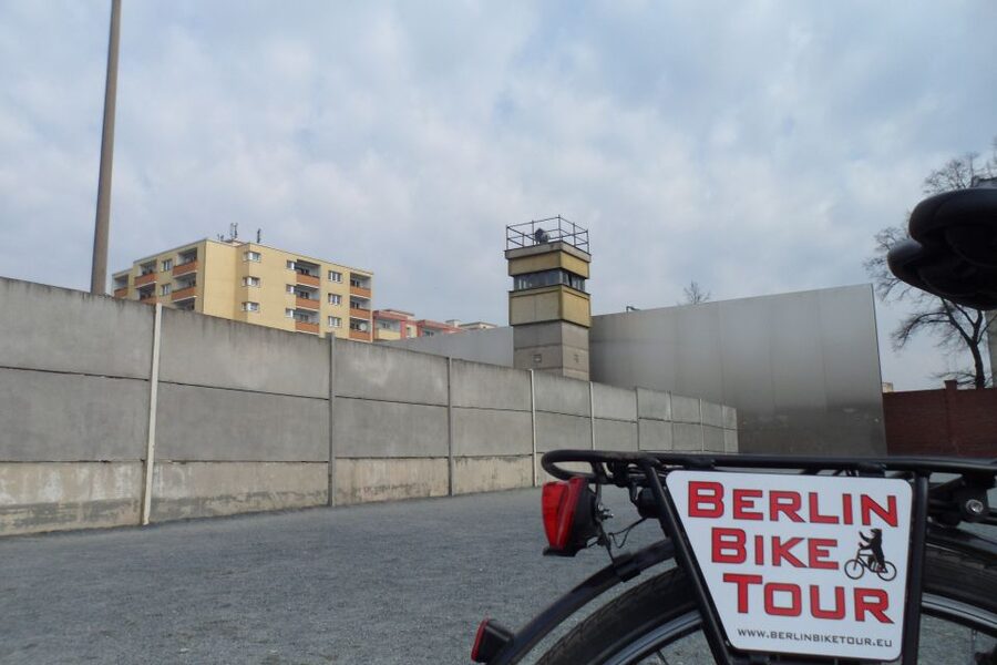 Berlin: E-Bike Tour of the Berlin Wall and Mitte Highlights - Charité, the Reichstag, and the government quarter