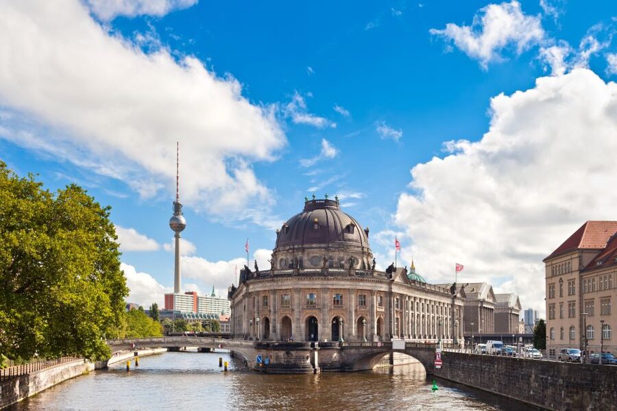 Berlin: Sights and Highlights Bike Tour with a Local Guide - Brandenburg Gate and the Holocaust Memorial