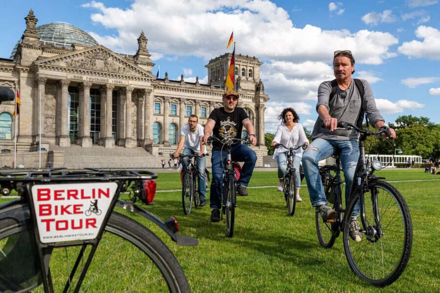 Berlin: Small Group Bike Tour Through City Center - Red Town Hall, Neptune Fountain, and East Berlin landmarks