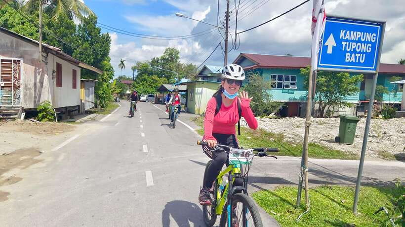 Best of Kuching: Heritage & Kampong Bike Tour - Kubah Ria Market and Jungle Produce
