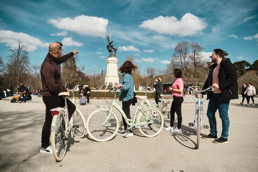 BiciTapeo : Tapas and Highlights Guided Vintage Bike Tour - Thirty minutes in Retiro Park