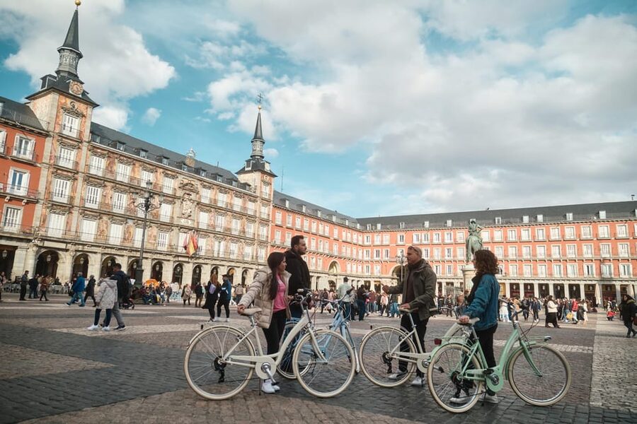 BiciTapeo : Tapas and Highlights Guided Vintage Bike Tour - Starting in Las Letras at C. de Moratín