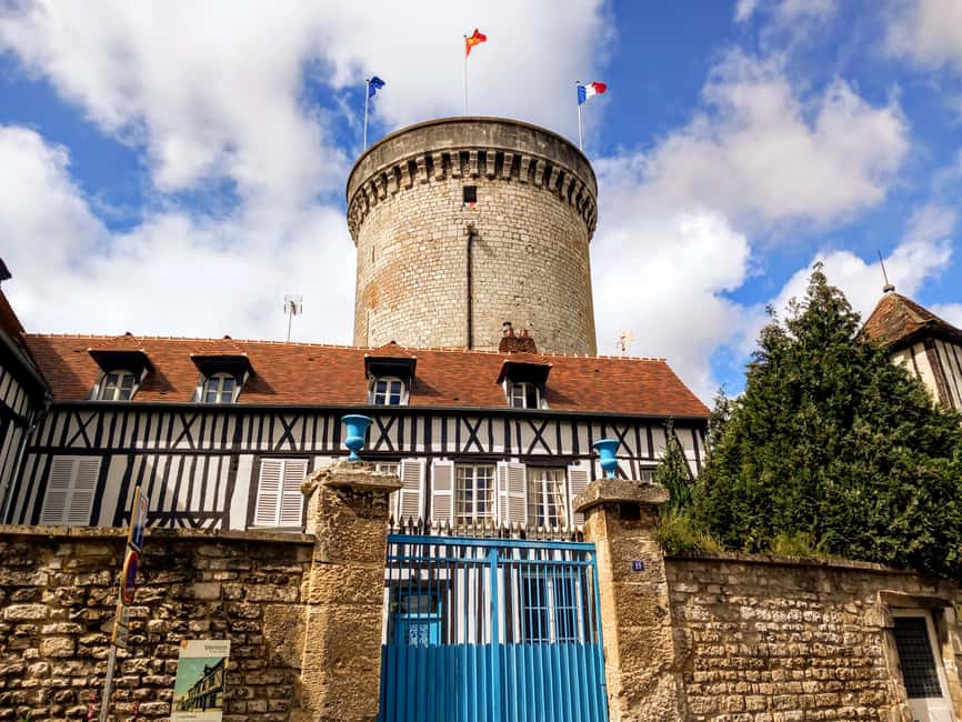 Bike tour from Vernon to Giverny with local guide - Riding through Vernon’s medieval center
