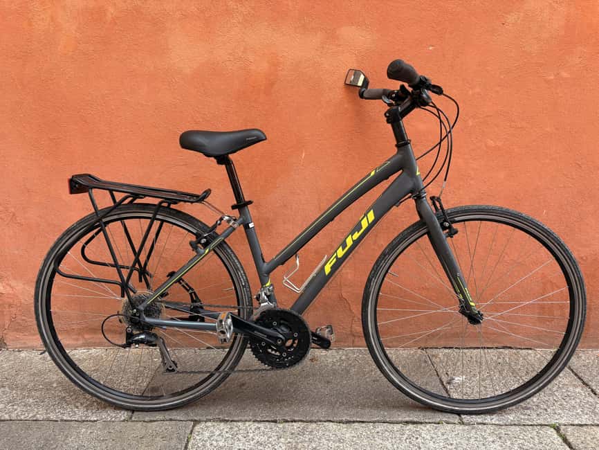 Bologna: Bike Rental - The staff make pickup easier for solo riders