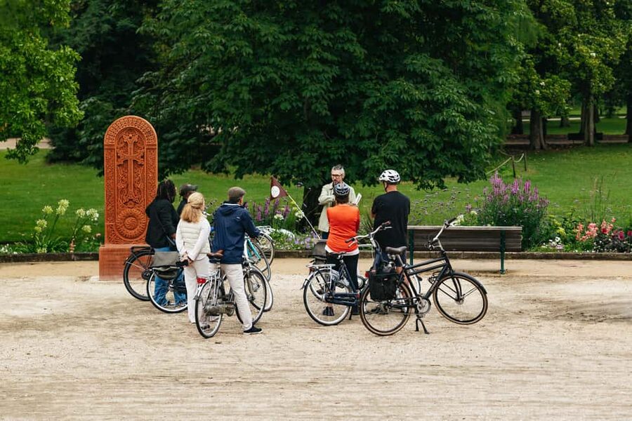 Bordeaux: Historic Center & Chartrons District Bike Tour - Why a bicycle is a smart way to see Bordeaux