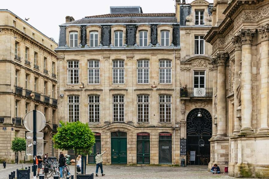 Bordeaux: Historic Center & Chartrons District Bike Tour - Roman Bordeaux and the grand old center