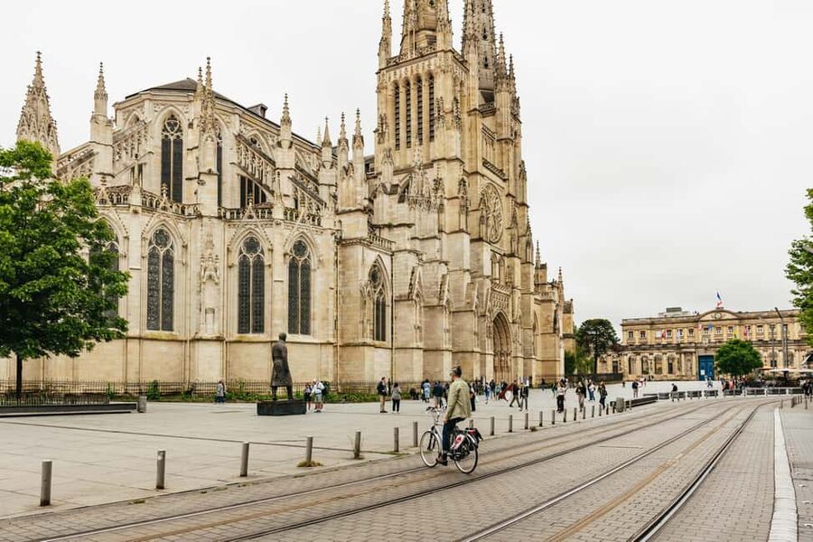 Bordeaux: Historic Center & Chartrons District Bike Tour - Grosse Cloche and the old city streets