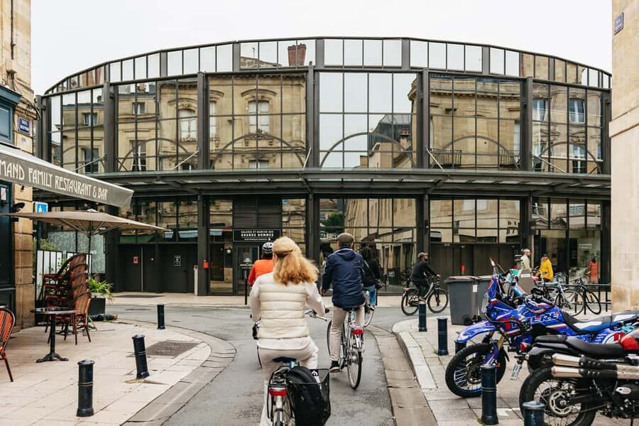 Bordeaux: Historic Center & Chartrons District Bike Tour - Crossing the Garonne to the right bank