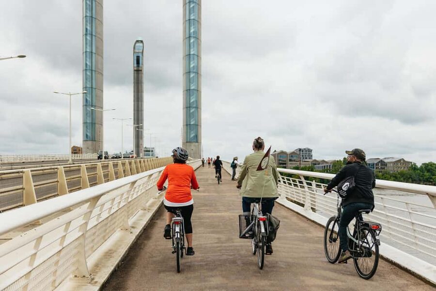 Bordeaux: Historic Center & Chartrons District Bike Tour - Starting in the Jardin Public
