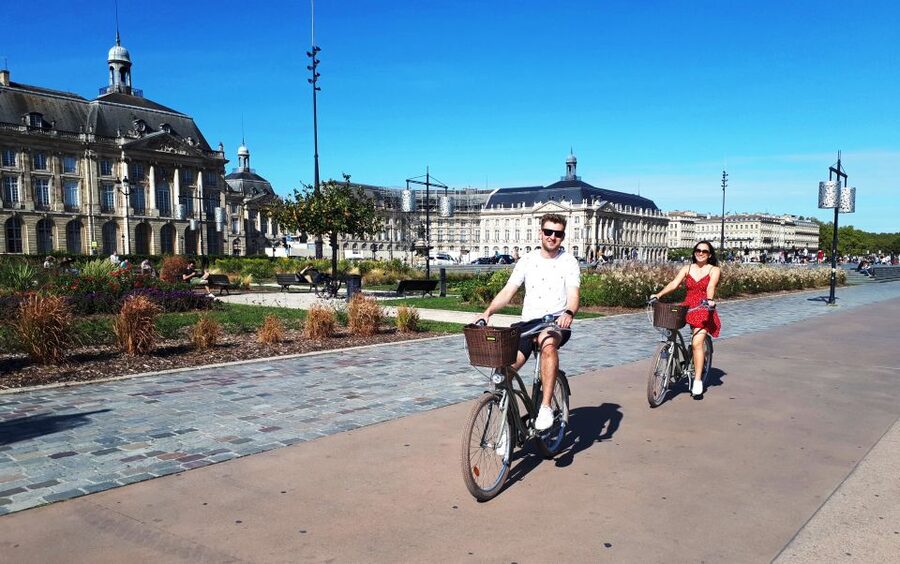 Bordeaux: Top Landmarks & Historic Bike Tour - The Jardin Public and the local snack