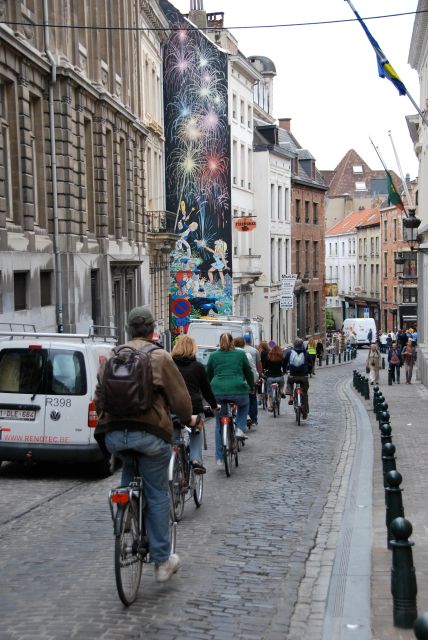 Brussels: Sightseeing Bike Tour - Manneken Pis and the old center