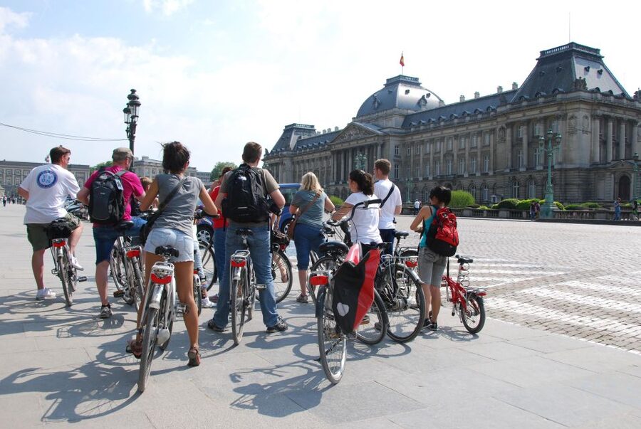 Brussels: Sightseeing Bike Tour - The royal quarter and Mont des Arts