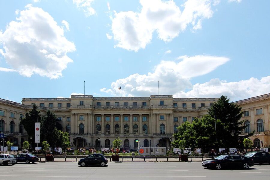 Bucharest: 2-Hour City Highlights Bike Tour - A cool break at Cismigiu Gardens