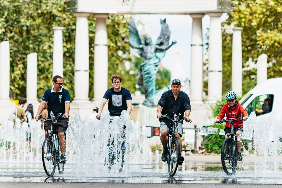 Budapest: Grand Sightseeing Bike Tour - What the guide adds