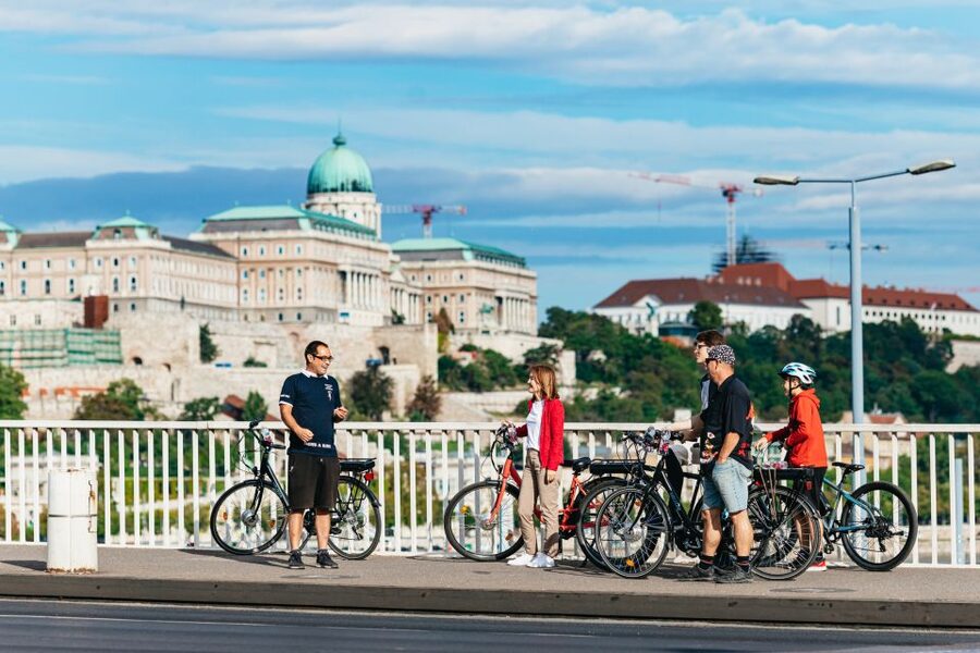 Budapest: Grand Sightseeing Bike Tour - The climb to Castle Hill