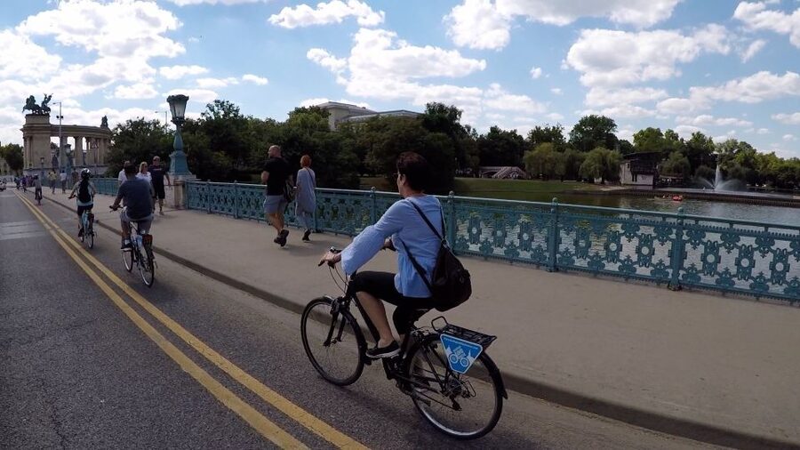 Budapest: Guided Bike & E-bike Tour with a Goulash - City Park, Vajdahunyad Castle, and the thermal baths