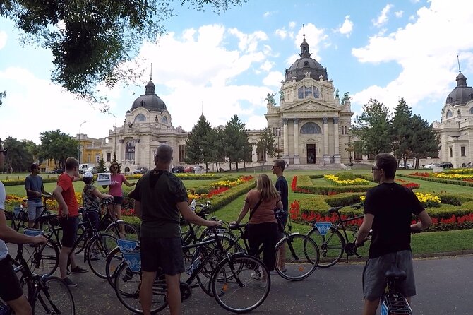 Budapest Highlights Bike Tour with a local guide - The Chain Bridge question