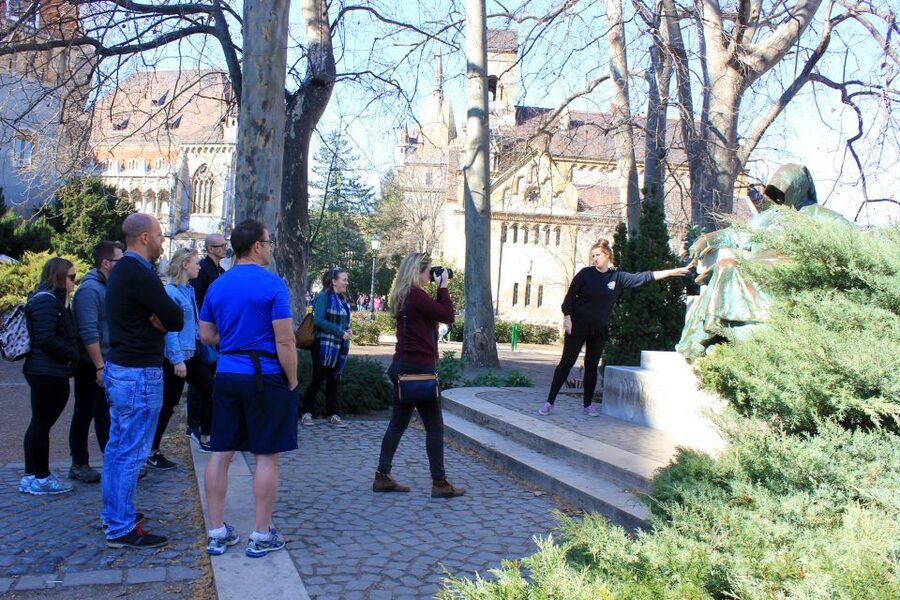 Budapest ❤️Winter Bike Tour with Coffee Stop❤️ - Group Size, Languages, and Guide Style