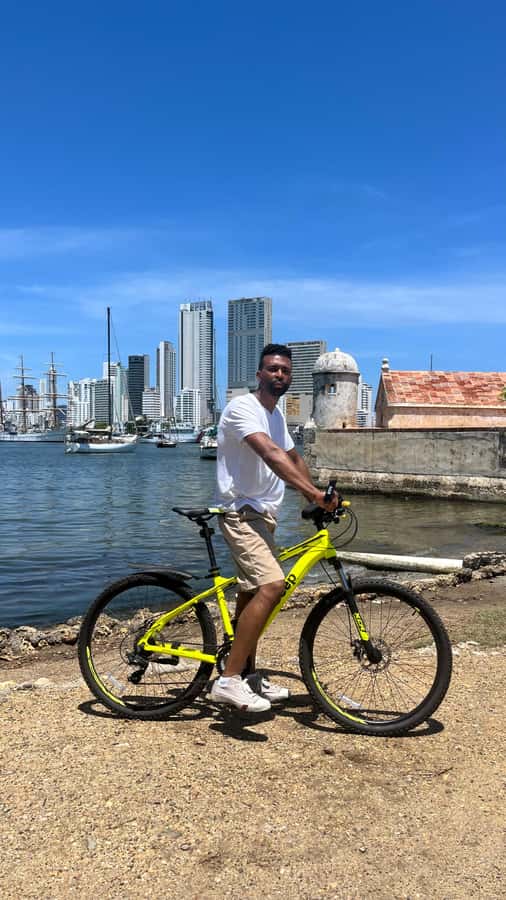CARTAGENA: BIKE RIDE WITH LUNCH AT BOURDAIN'S FAVORITE SPOT - Barrio Chino and the ride back