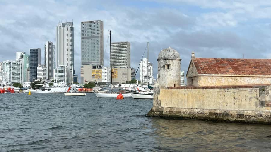 CARTAGENA: BIKE RIDE WITH LUNCH AT BOURDAIN'S FAVORITE SPOT - Manga and the first views of Cartagena Bay