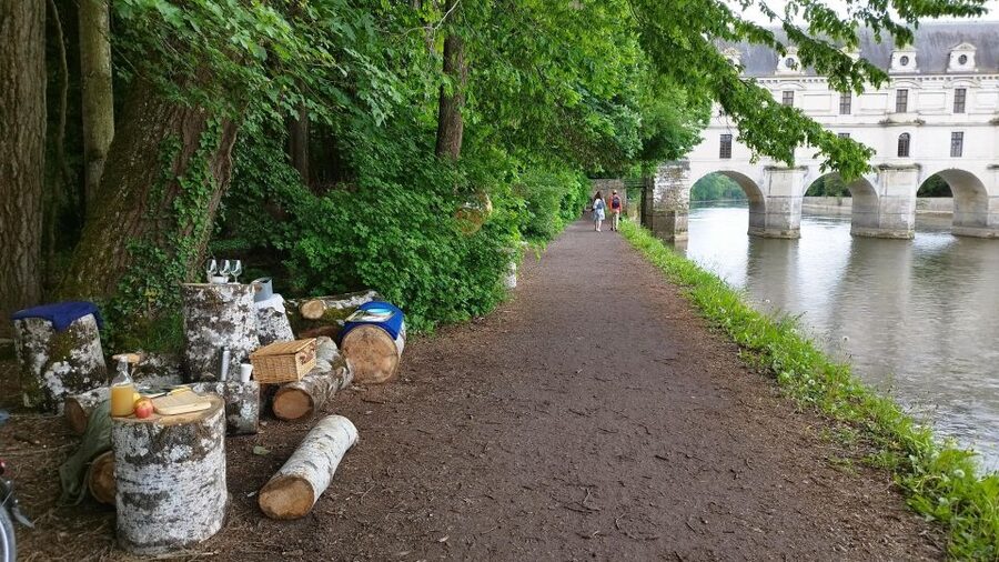 Chenonceau: E-Bike Guided Tour & Gourmet Picnic Lunch - Reaching Château de Chenonceau by bike