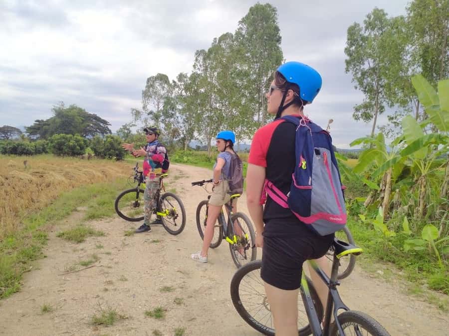 Chiang Mai: 25km Leisure Mountain Biking & Jungle Kayaking - A local market stop adds flavor