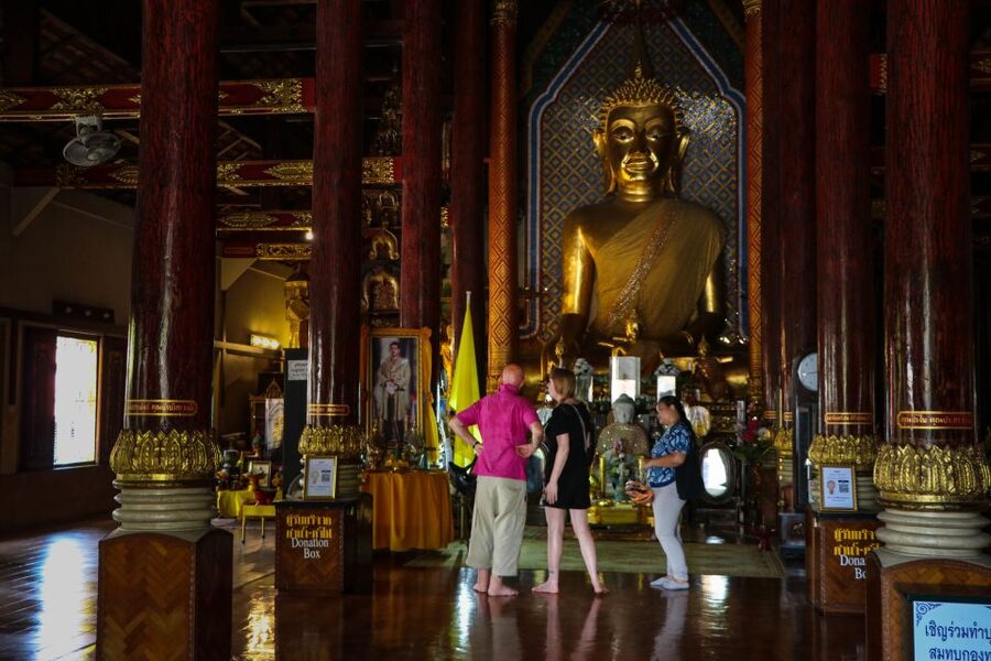 Chiang Mai: Half-Day Old Town Cycling Tour - Warorot Market, snacks, and small purchases