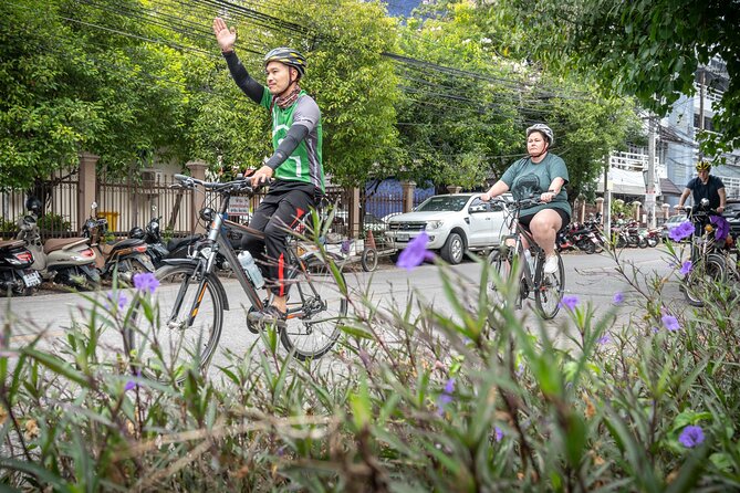 Chiang Mai: Historic Old City Bike Tour - Morning or Night - Wat Inthakhin and the city’s symbolic center