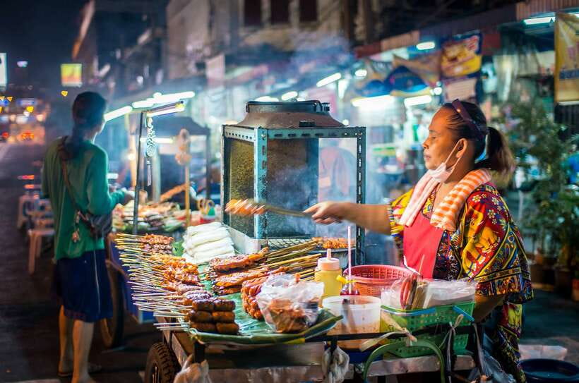 Chiang Mai: Private Historic Old City Bike Tour - Night - What the guides add to the experience