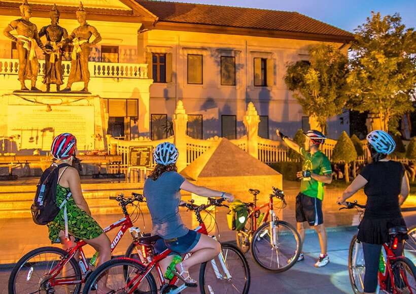 Chiang Mai: Private Historic Old City Bike Tour - Night - The Three Kings Monument and the symbolic city center