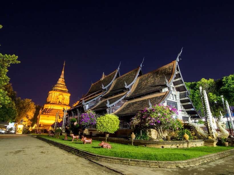 Chiang Mai: Private Historic Old City Bike Tour - Night - Wat Chedi Luang and the ruined chedi