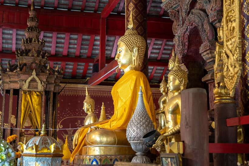Chiang Mai: Private Historic Old City Bike Tour - Night - The market stop and a first taste of Chiang Mai food