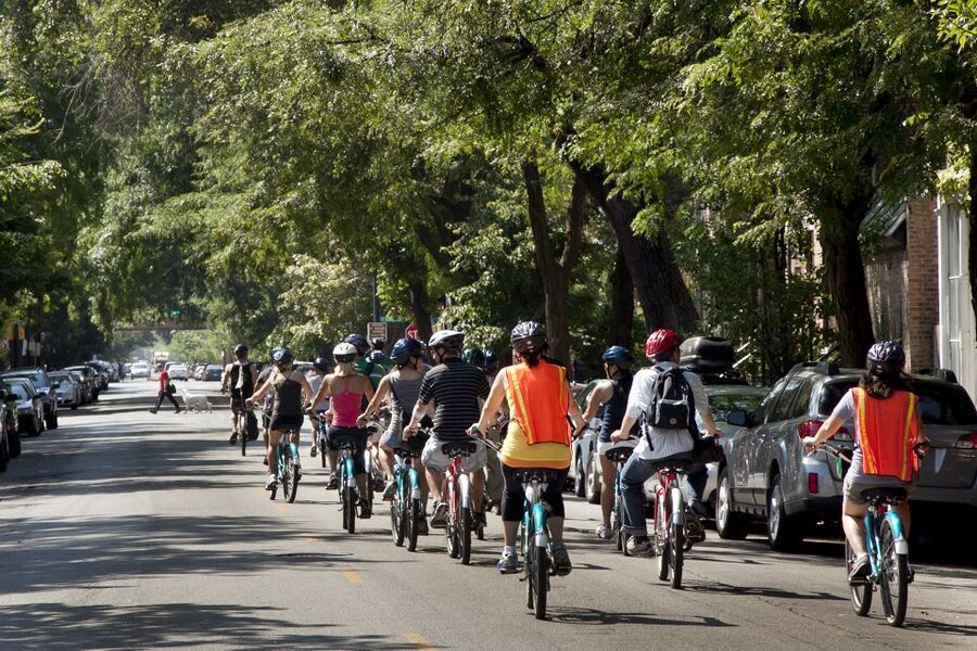 Chicago: Bikes, Bites, and Views Biking Tour - Adults - The food: four Chicago favorites with room for debate
