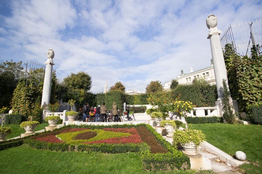 Classic Vienna: 3-Hour Guided Bike Tour - Hofburg and Heldenplatz: the imperial center