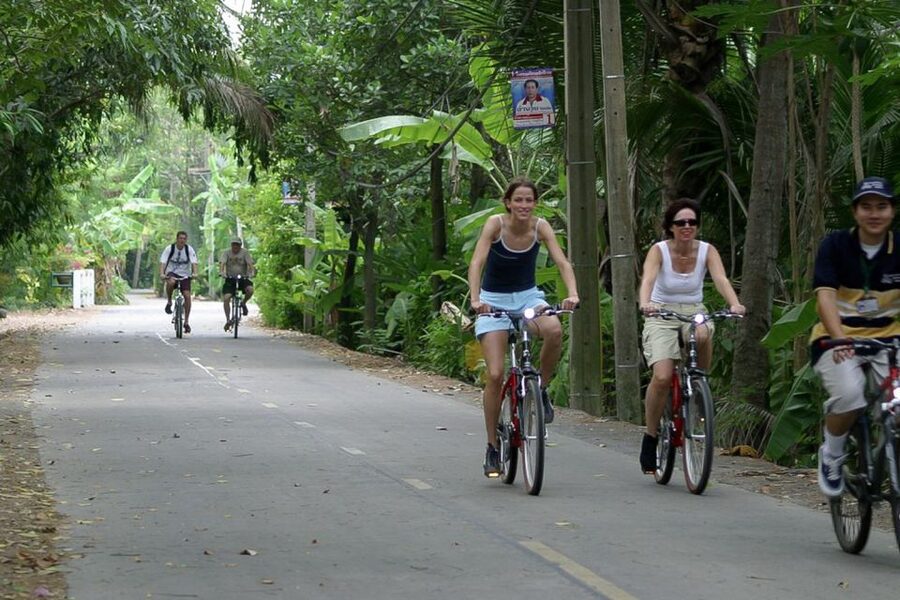 Colors Of Bangkok: 4-Hour Small Group Bike Tour - Guides, group size, and the tone of the afternoon