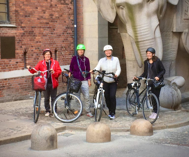 Copenhagen: 2,5-Hour 'Must See' Bike Tour with a Local Guide - Meeting Copenhagen Vibes near the royal quarter