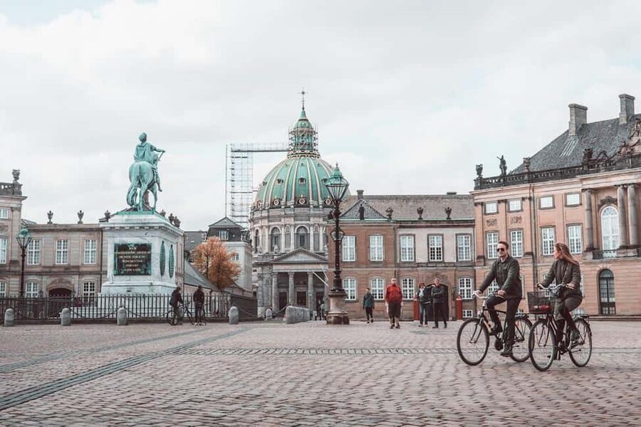 Copenhagen & Christiania : Guided Bike Tour in French - From Christiansborg to the waterfront