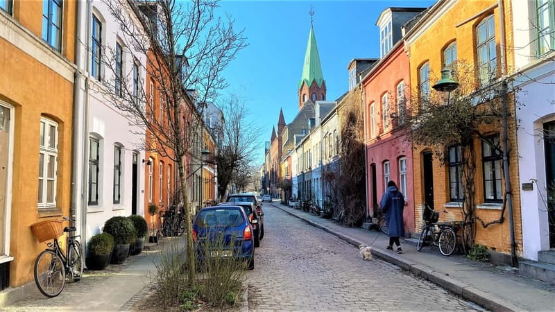 Copenhagen & Christiania : Guided Bike Tour in French - Crossing Inderhavnsbroen toward Nyhavn