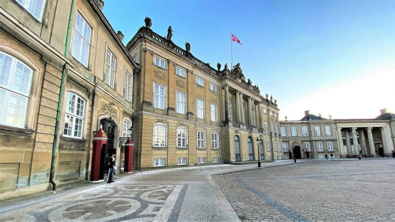 Copenhagen & Christiania : Guided Bike Tour in French - Finishing at the Little Mermaid