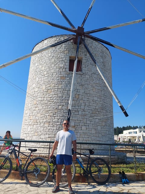 Corfu: Food tour on a bicycle-old town,suburbs & hidden gems - Begin at the market with pie and coffee