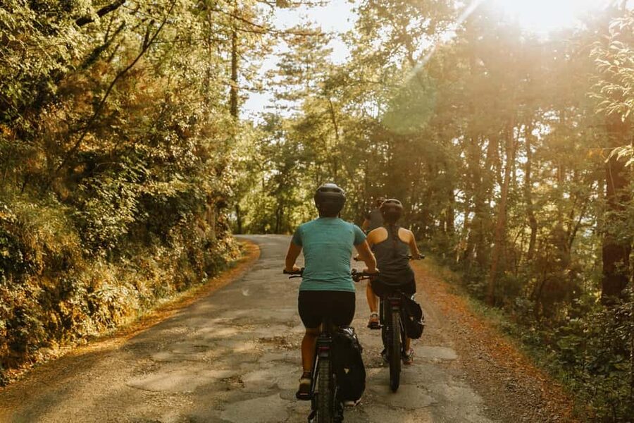 Cortona: Guided E-Bike Tour of Tuscany's Hidden Gem - Cortona’s old streets and the first climb