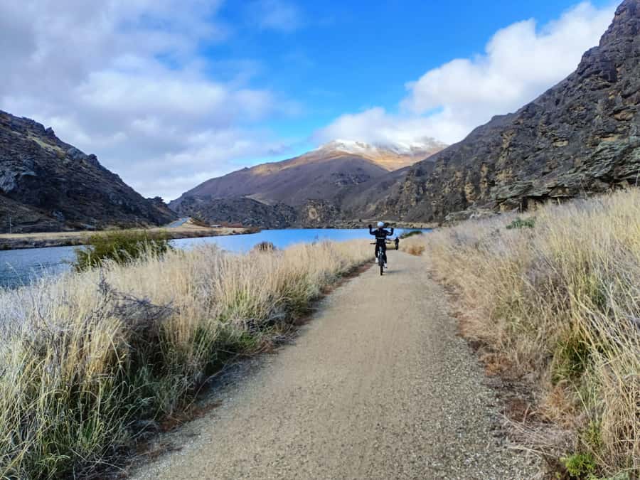 Cromwell: Lake Dunstan Trail Bike Rental and Luxury Shuttle - Arriving in Clyde and riding back in comfort
