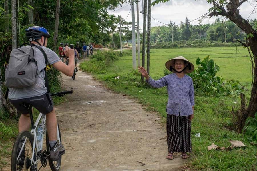 Da Nang or Hoi An: Countryside Bike & Basket Boat Tour - A Vietnamese meal with a community connection