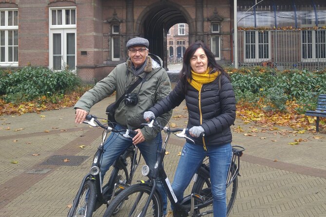 Daily group bike tour in Spanish. - Oud West and the route toward Vondelpark
