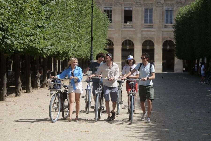 Discover Paris by bike - Starting among Paris cafés and market streets