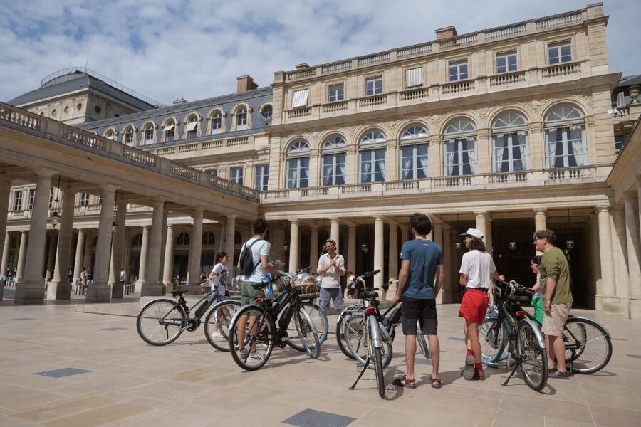 Discover Paris by bike - Crossing toward the Roman Arènes de Lutèce