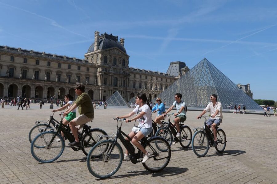 Discover Paris by bike - Place de la Concorde and the city’s grand axis